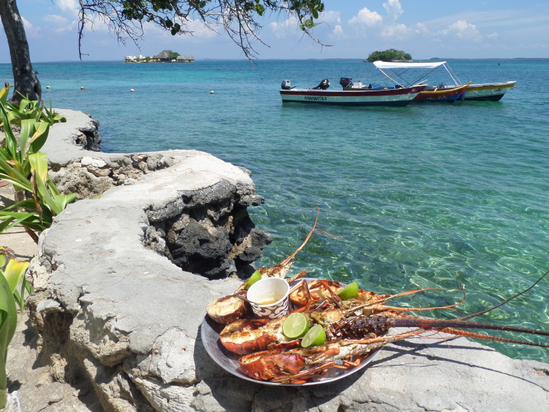 Tengerparti csendélet langusztával Kolumbiában