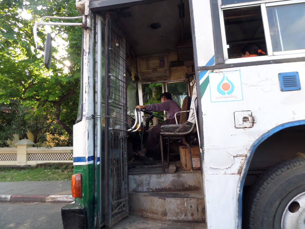 „Modern” jobb kormányos busz Yangonban