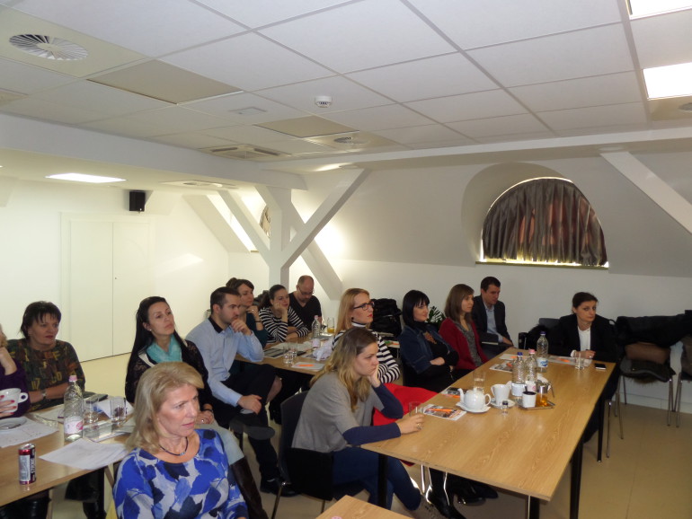 minden iroda kiértékeli a 2016 évi munkáját prezentációval